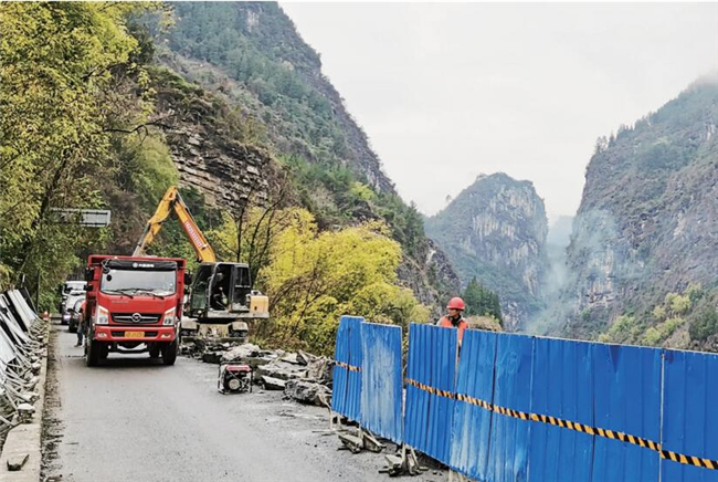 专业维修人员对桥梁护栏进行拆除重建。彭水日报记者 李绍标 摄