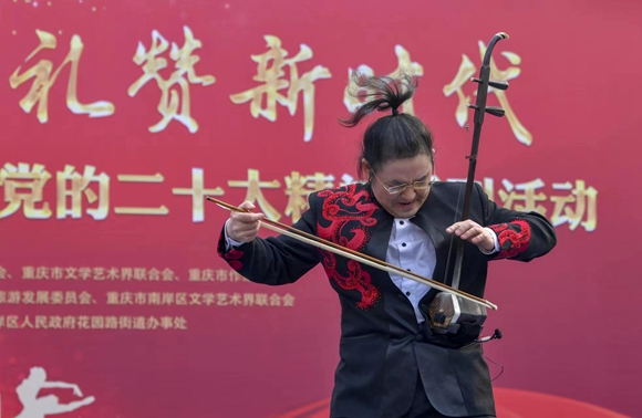 市歌剧院院长、著名二胡演奏家刘光宇带来二胡独奏《赛马》 。崔景印 摄