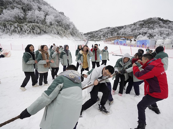学生体验雪地运动。金佛山景区供图 华龙网发