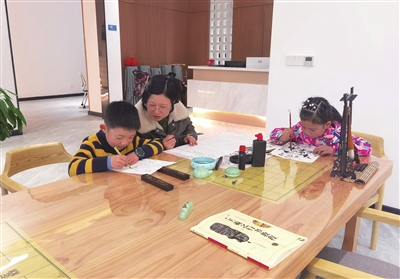 近日，双桂街道新民社区共享家园，市民在练习毛笔字。记者 郎兴花 供图