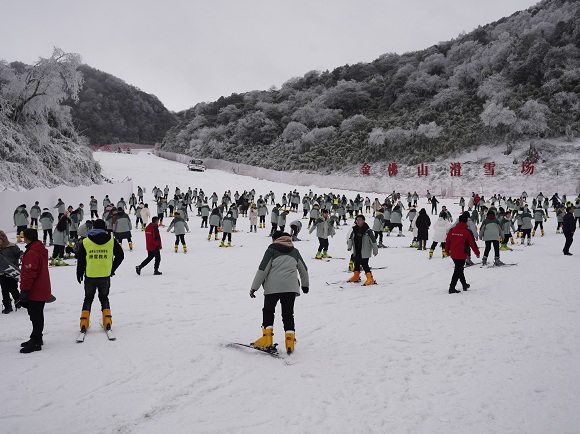 学生走进冰雪运动体验课。金佛山景区供图 华龙网发