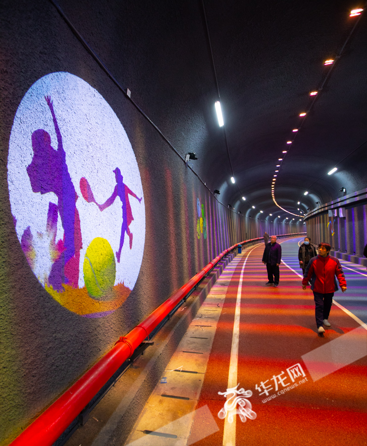 The sports patterns projected by the projection lamp in the tunnel.