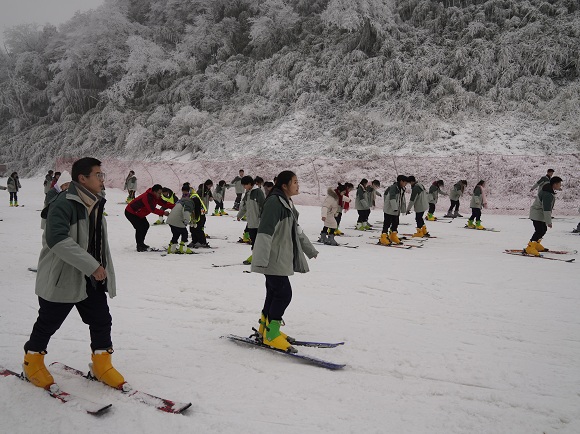 学生体验冰雪运动的快乐。金佛山景区供图 华龙网发