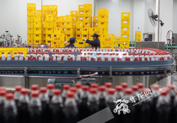 1月4日，天府可乐生产车间生产线在正常运转。