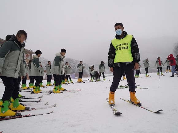 教练员示范滑雪动作。金佛山景区供图 华龙网发