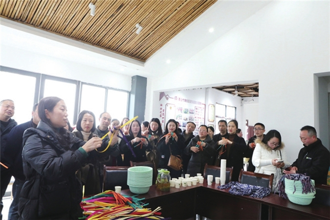 学习编织技术现场。渝西都市报记者 陈仕川 摄