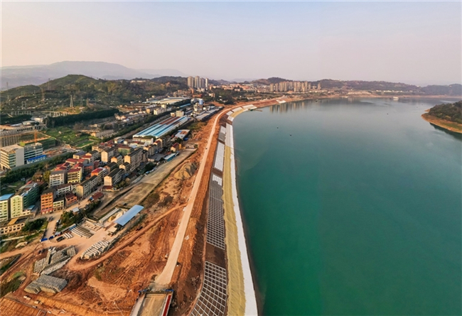 在建的苏家小区沿江综合整治工程。忠州日报记者 余鸿 摄