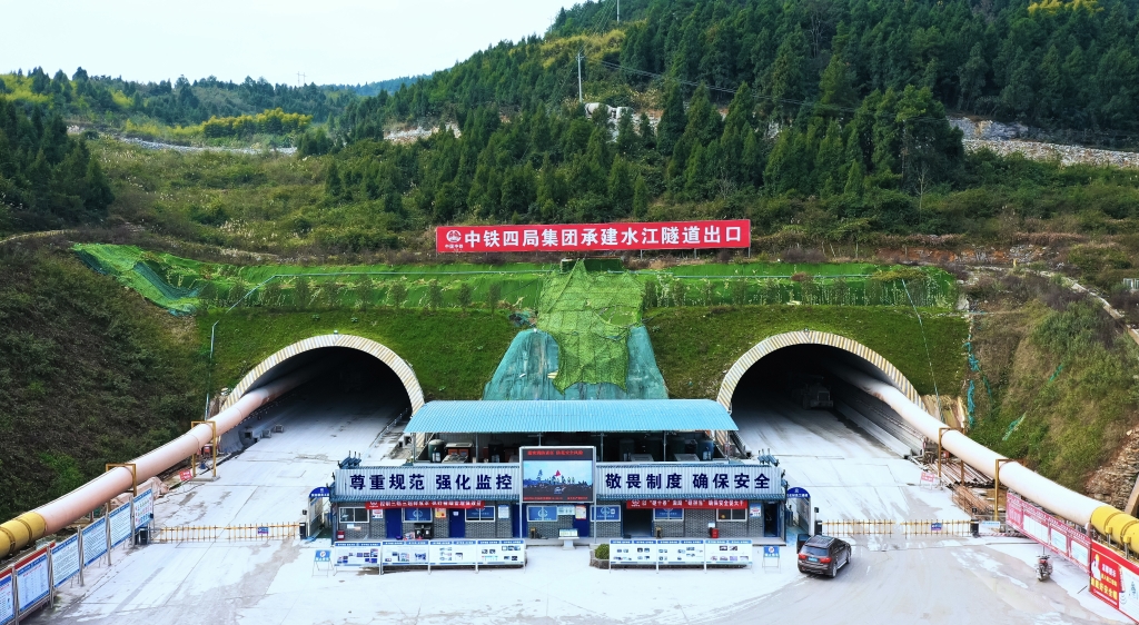 渝湘复线高速公路首座长大隧道顺利贯通 。受访者供图