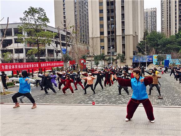 2在培训老师的指导下，居民学习八段锦动作。通讯员 沈杨 摄