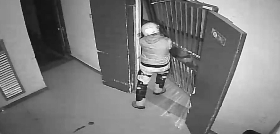 1外卖小哥冲开门，被公共视频拍下。重庆合川警方供图