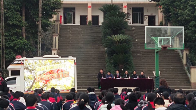 大庙中学开展“两所一庭”法治宣讲进校园活动现场。铜梁区融媒体中心供图