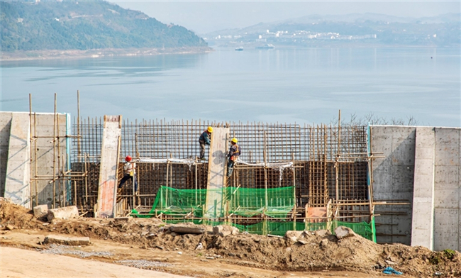 苏家小区沿江综合整治工程施工现场。忠州日报记者 余鸿 摄