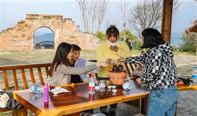 2市民在独珠江村“二面江”东堡寨围炉煮茶。记者 田华平 成仕健 摄
