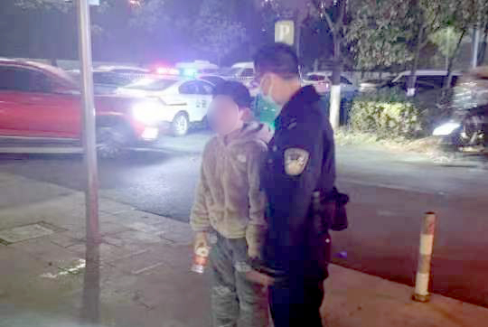 2民警找到浩浩。重庆高新区警方供图