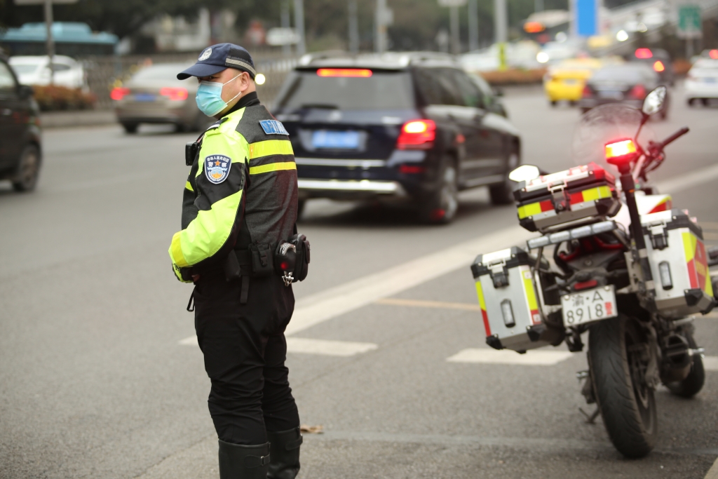 民警在路面执勤。重庆市九龙坡区警方供图