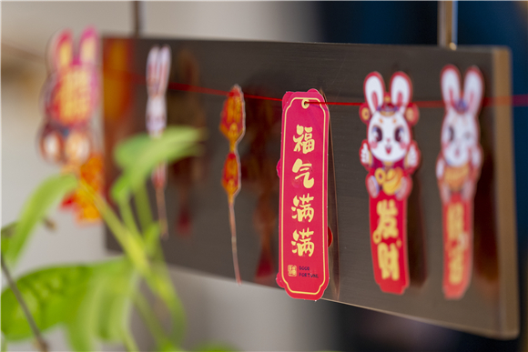 周庄古镇文创店的兔年装饰挂件。视觉中国供图