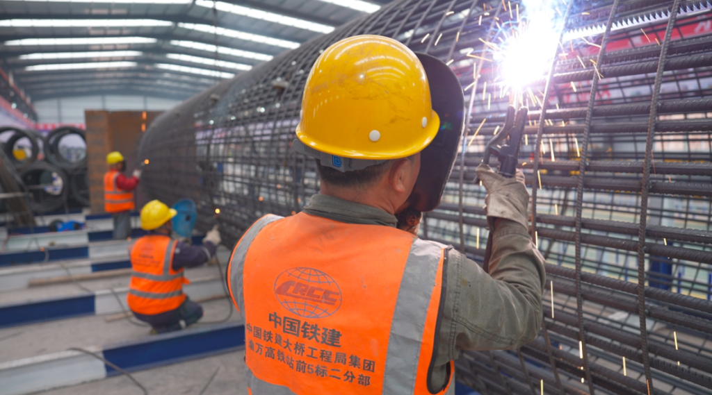 高铁建设者复工。中国铁路成都局集团有限公司供图