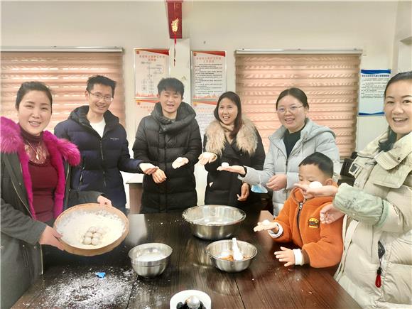 2花石社区居民展示自己包的汤圆。仙桃街单办事处供图