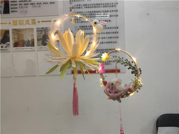 4兰馨社区居民做的莲花灯。仙桃街单办事处供图