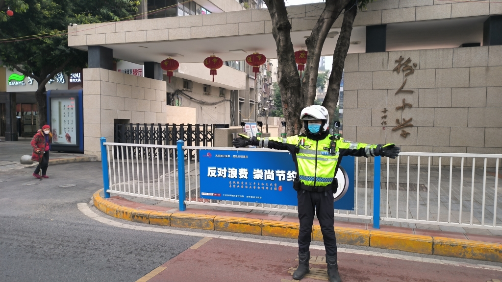 0民警在学校周边道路执勤。重庆市沙坪坝区警方供图