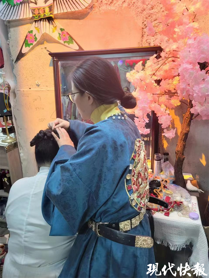持花灯、穿汉服，元宵节前夕汉服租赁火起来2