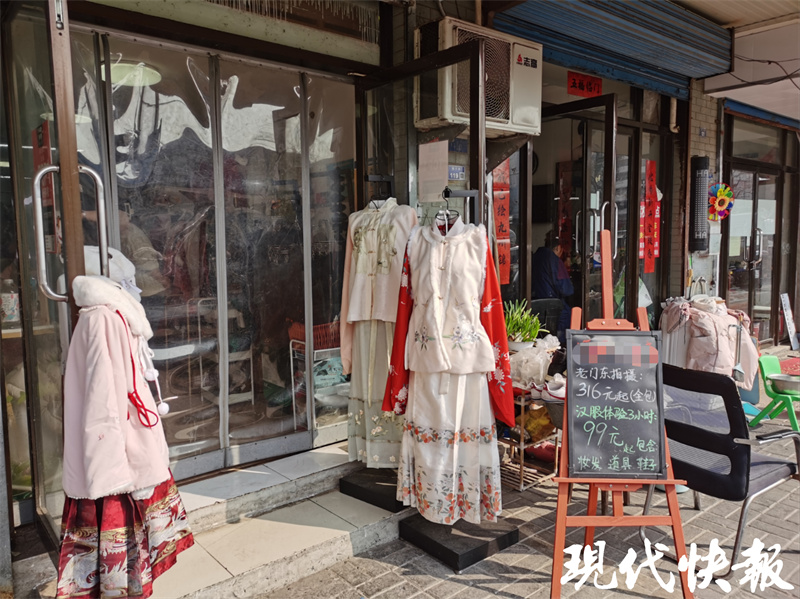 持花灯、穿汉服，元宵节前夕汉服租赁火起来1