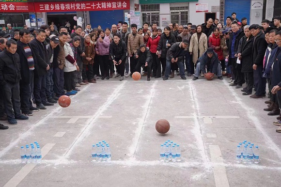 村民正在参加“打保龄球”。通讯员 郑莉 摄