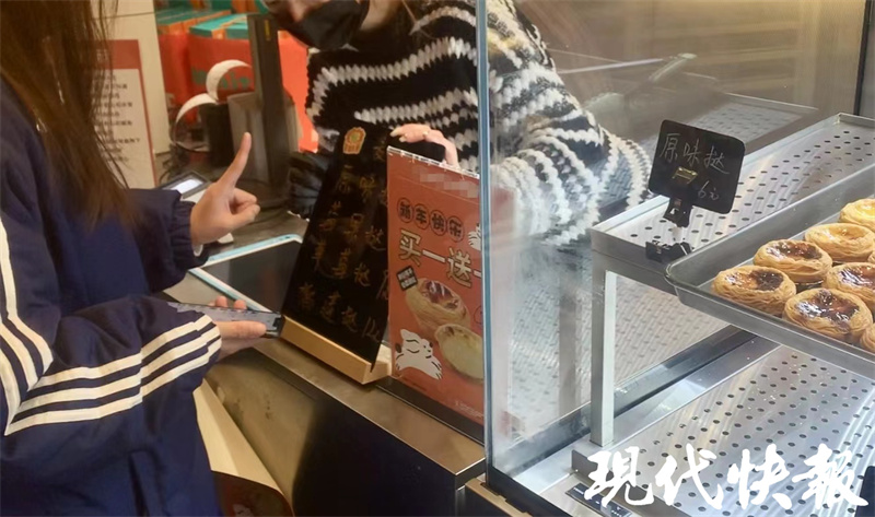 南京有家“无声”甜品店，“大拇指弯曲两下代表谢谢”2