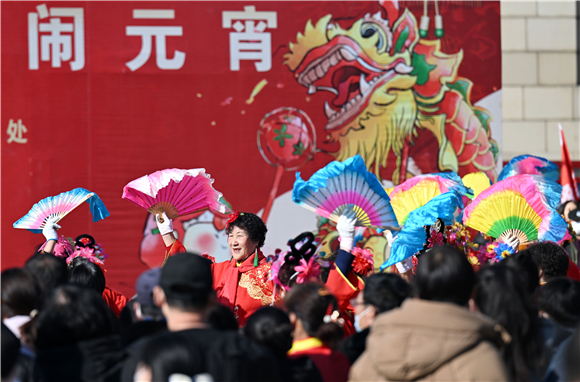 2月4日，秧歌表演队在滨河广场进行展演。新华社记者 赵子硕 摄