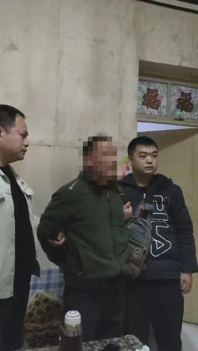 2方刚在租住的房屋被抓。重庆市合川区警方供图