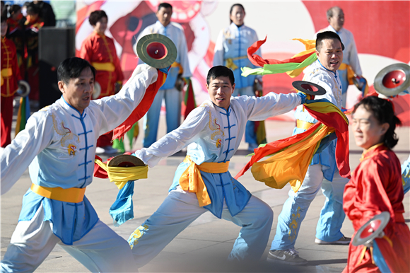 2月4日，汉沽飞镲表演队在滨河广场进行展演。新华社记者 赵子硕 摄