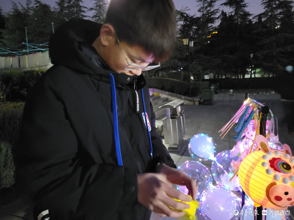 17岁高中生寒假摆摊卖花灯：自己赚点零花钱2