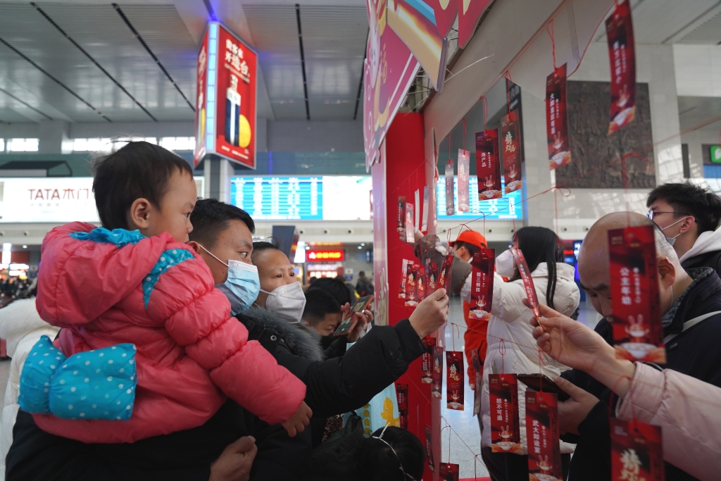 参与活动的旅客越来越多。重庆火车站 供图