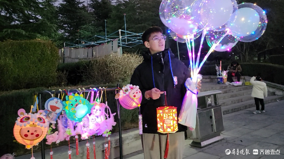 17岁高中生寒假摆摊卖花灯：自己赚点零花钱1