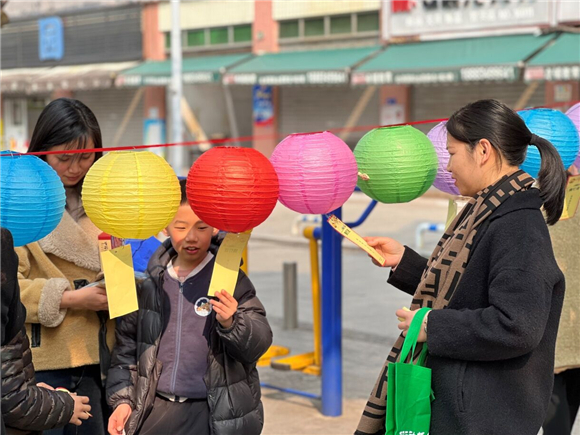 居民参与猜灯谜活动。两路街道办事处供图 华龙网发