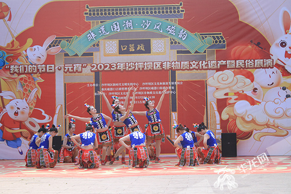 广场舞《土家声声肉连响》表演。华龙网-新重庆客户端记者  王庆炼 摄