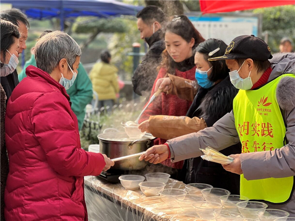 工作人员为居民赠汤圆。两路街道办事处供图 华龙网发