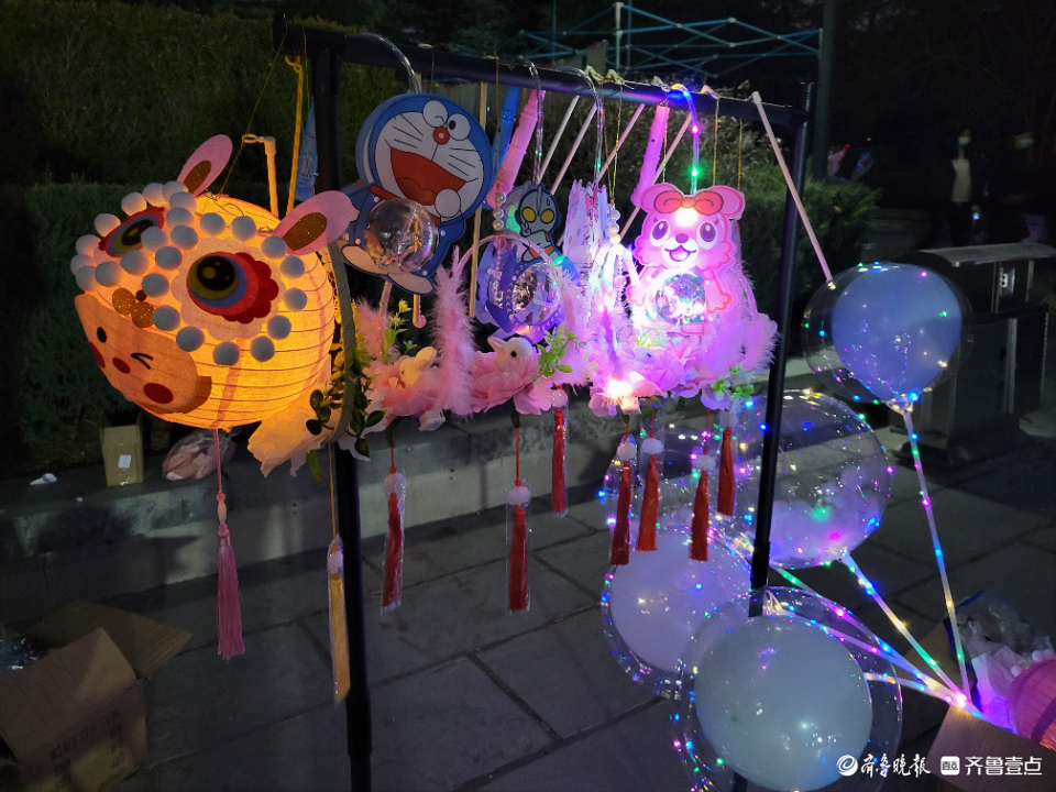 17岁高中生寒假摆摊卖花灯：自己赚点零花钱3