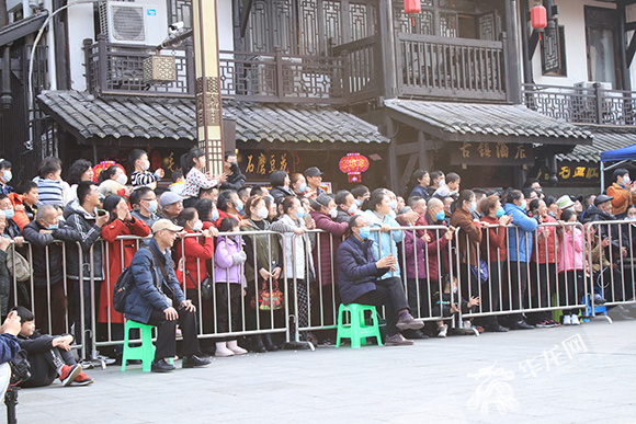 民俗表演吸引众多市民游客。华龙网-新重庆客户端记者  王庆炼 摄