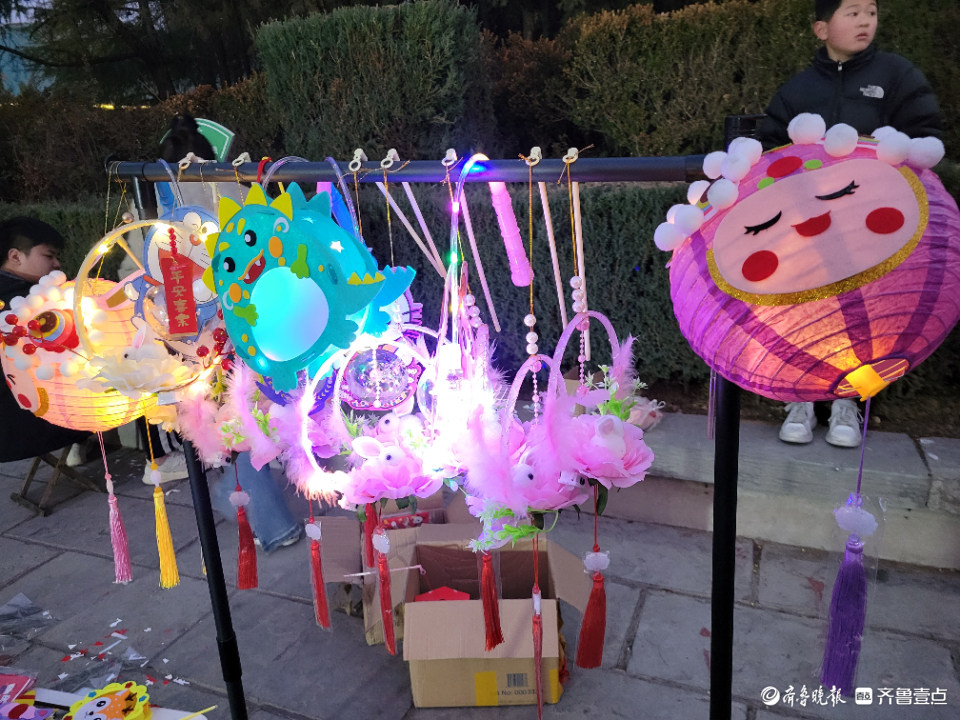 17岁高中生寒假摆摊卖花灯：自己赚点零花钱4