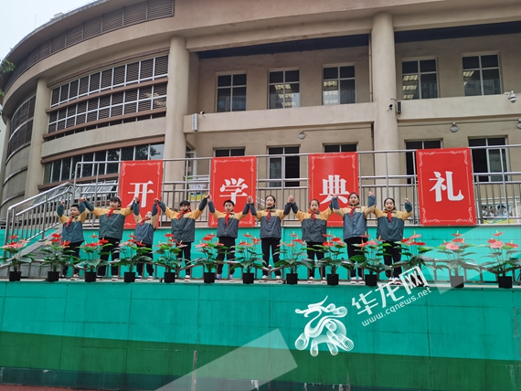 3、钢花小学师生进行主题展演。彭玉婷 摄