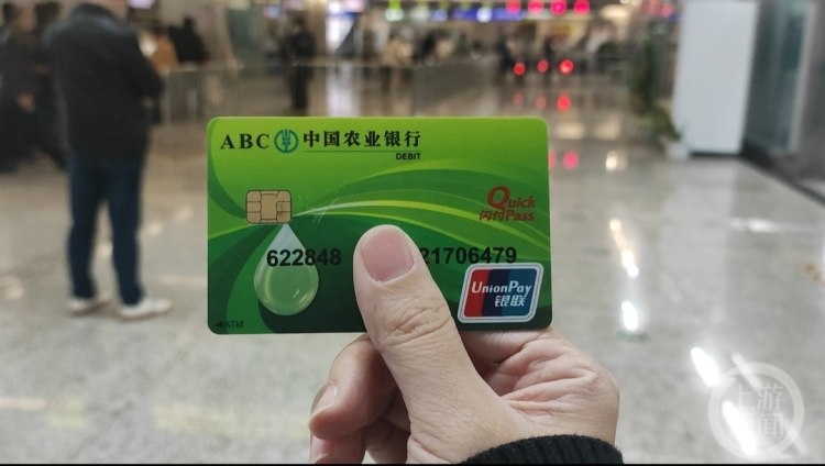 今起刷银行卡可乘坐重庆轨道交通 记者体验:3秒进站2