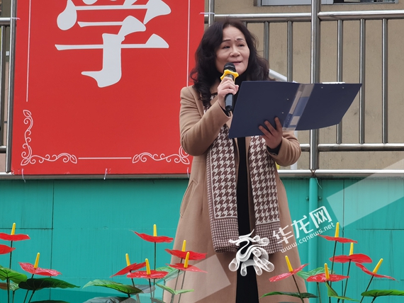 2、校长唐海燕讲话。彭玉婷 摄
