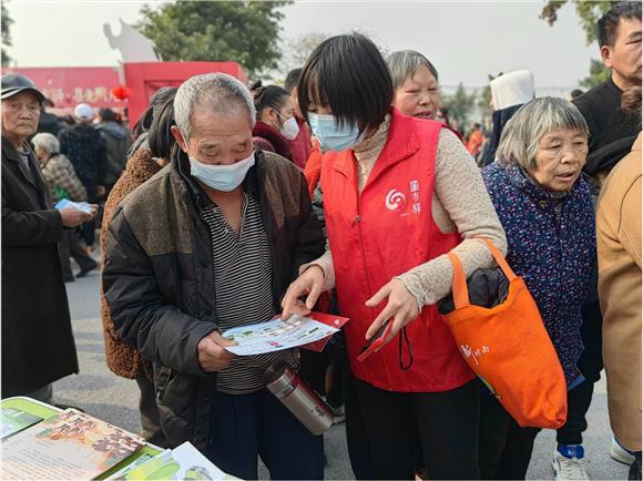 志愿者讲解垃圾分类知识。白市驿镇供图