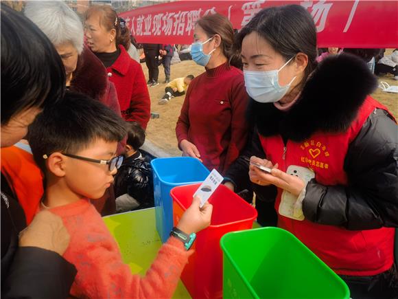 1小朋友投放垃圾。白市驿镇供图