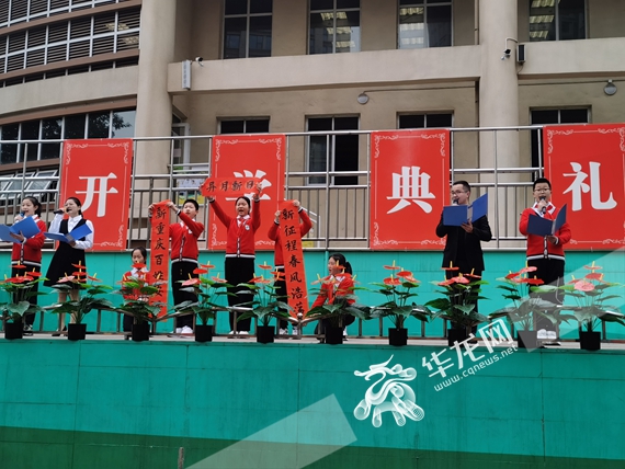 4、钢花小学师生进行主题展演 。彭玉婷 摄