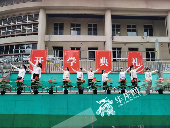 5、钢花小学师生进行主题展演。彭玉婷 摄