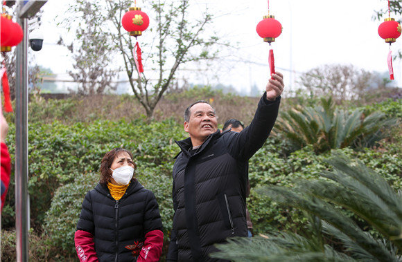 辖区居民猜灯谜，感受元宵节日氛围。王家街道办事处供图 华龙网发