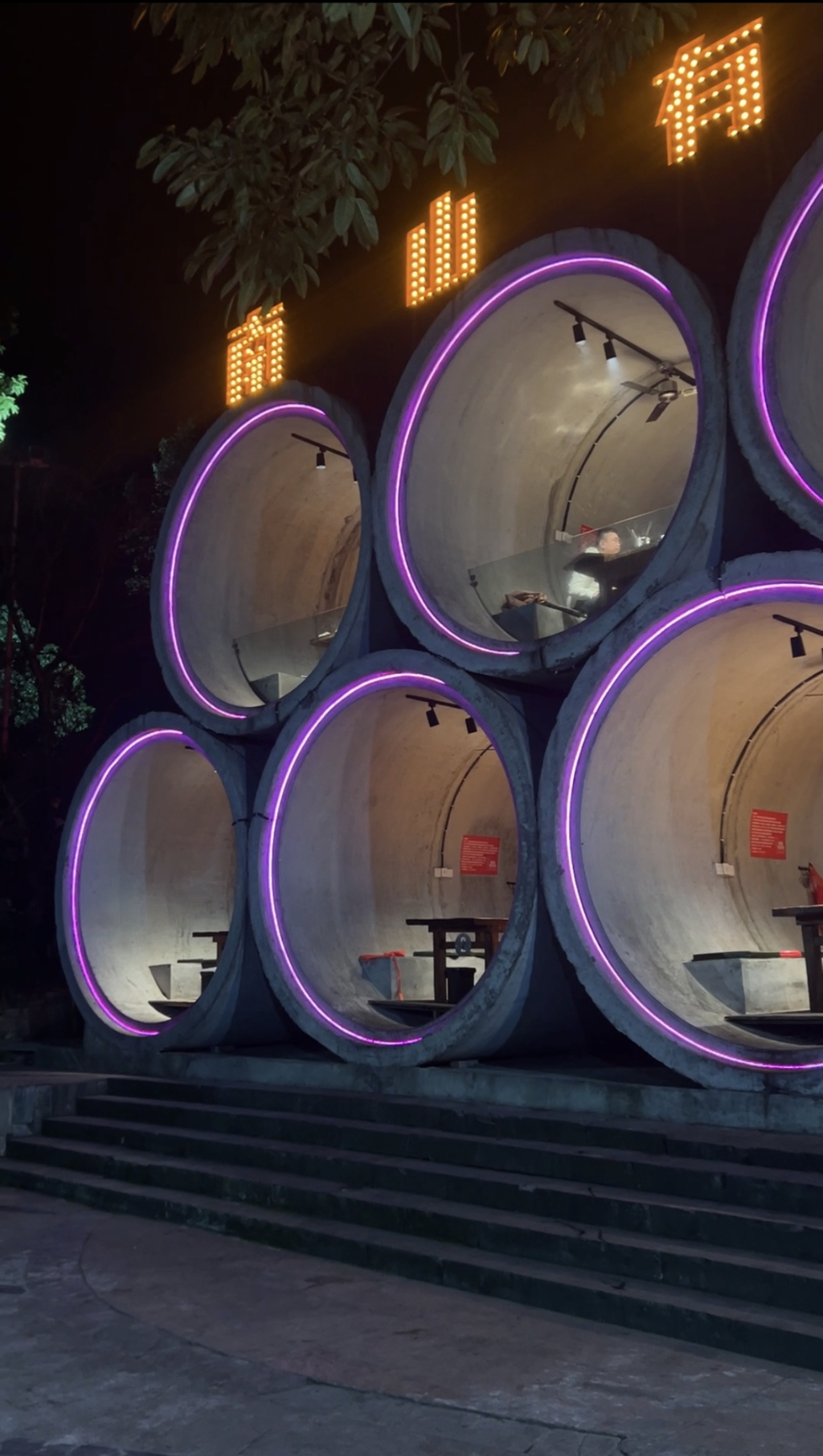 The restaurant looks like a "cement pipeline". (Video Screenshot)