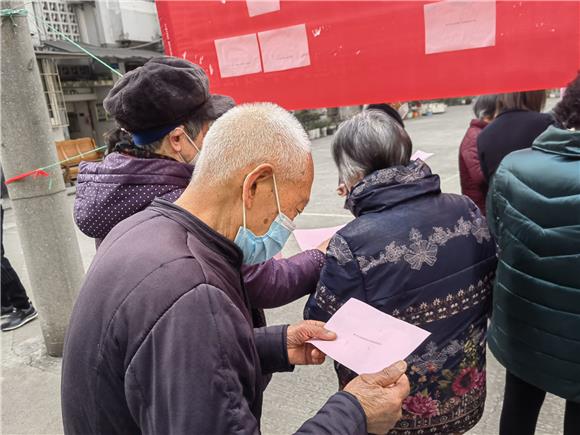 1老年人学习“防诈”知识。通讯员 王航 摄